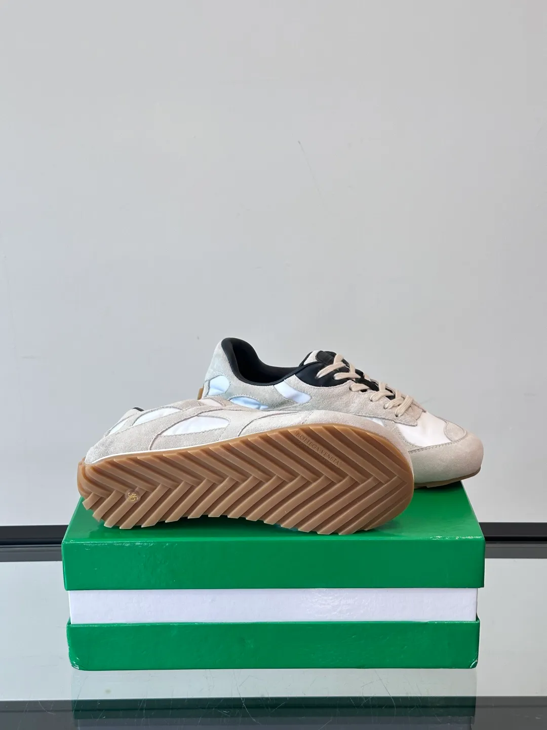 p600 "Bv" new orbit👫 casual sneakers for couples, the retro style of the millennium is so handsome, a super cool fashion item, the most important thing is that it feels incomparably comfortable on the feet, and the design style is also perfect. It will definitely be the one you wear most in daily life, original development, high quality presentation! Size: 35-45 (men’s size 38.45 customized)